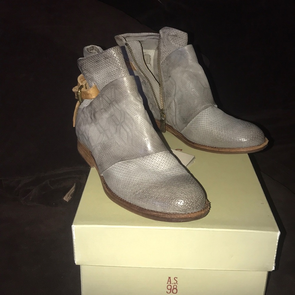 REAL LEATHER brown booties